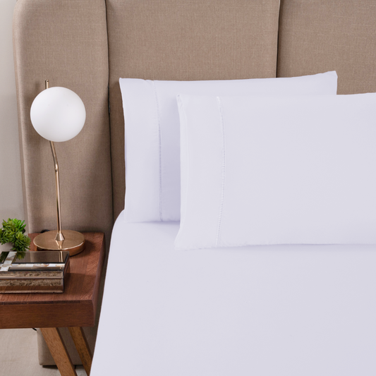 Par de Fronhas Versatile Branco Ponto Palito 70x50cm Micropercal 300 Fios